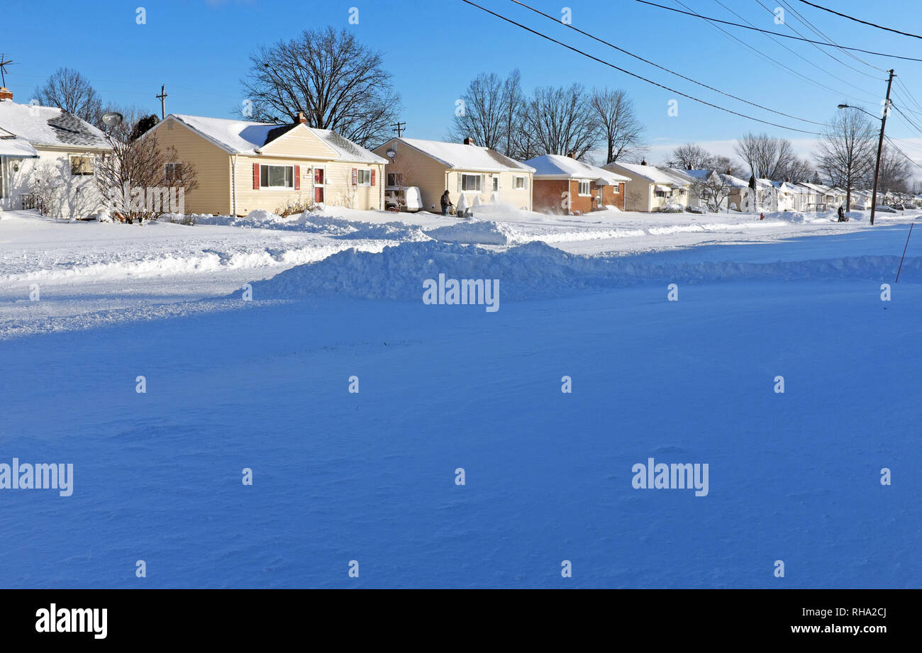 Bungalow Wohnungen in diesem Schlafzimmer Gemeinschaft von Willowick, Ohio, USA durch Lake effect snow jeden Winter hit Füllung Yards, Straßen und Dächer mit Schnee. Stockfoto