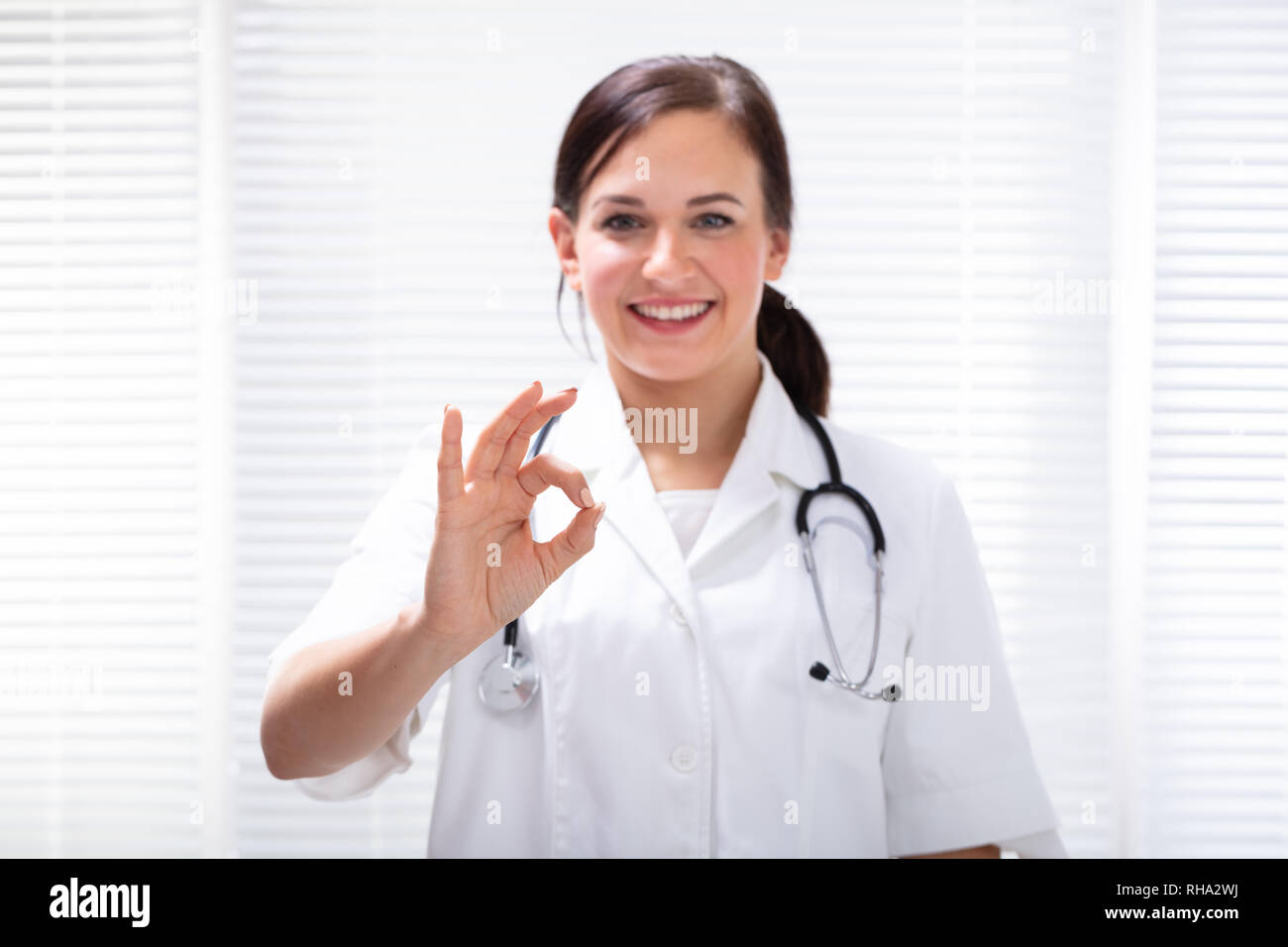 Gerne Ärztin Gestik Ok Zeichen in der Klinik Stockfoto