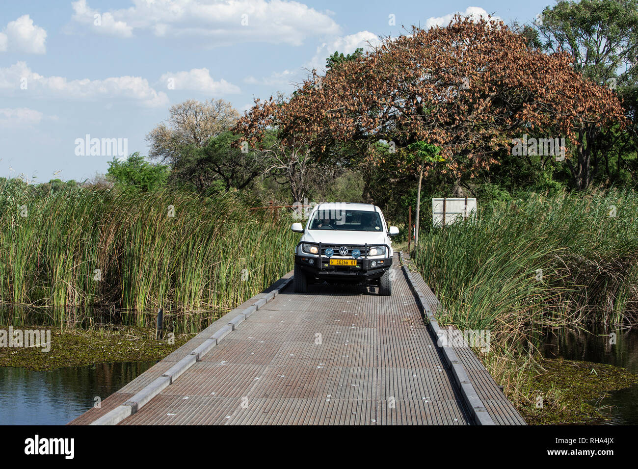 Fahren in Nkasa Rupara National Park, früher Mamili, über die schmale, einspurige Brücke mit keine Seiten. Stockfoto