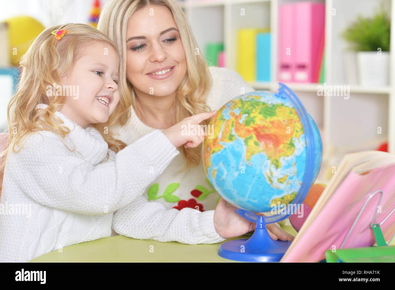 Porträt der Mutter mit Tochter untersuchen weltweit Stockfoto