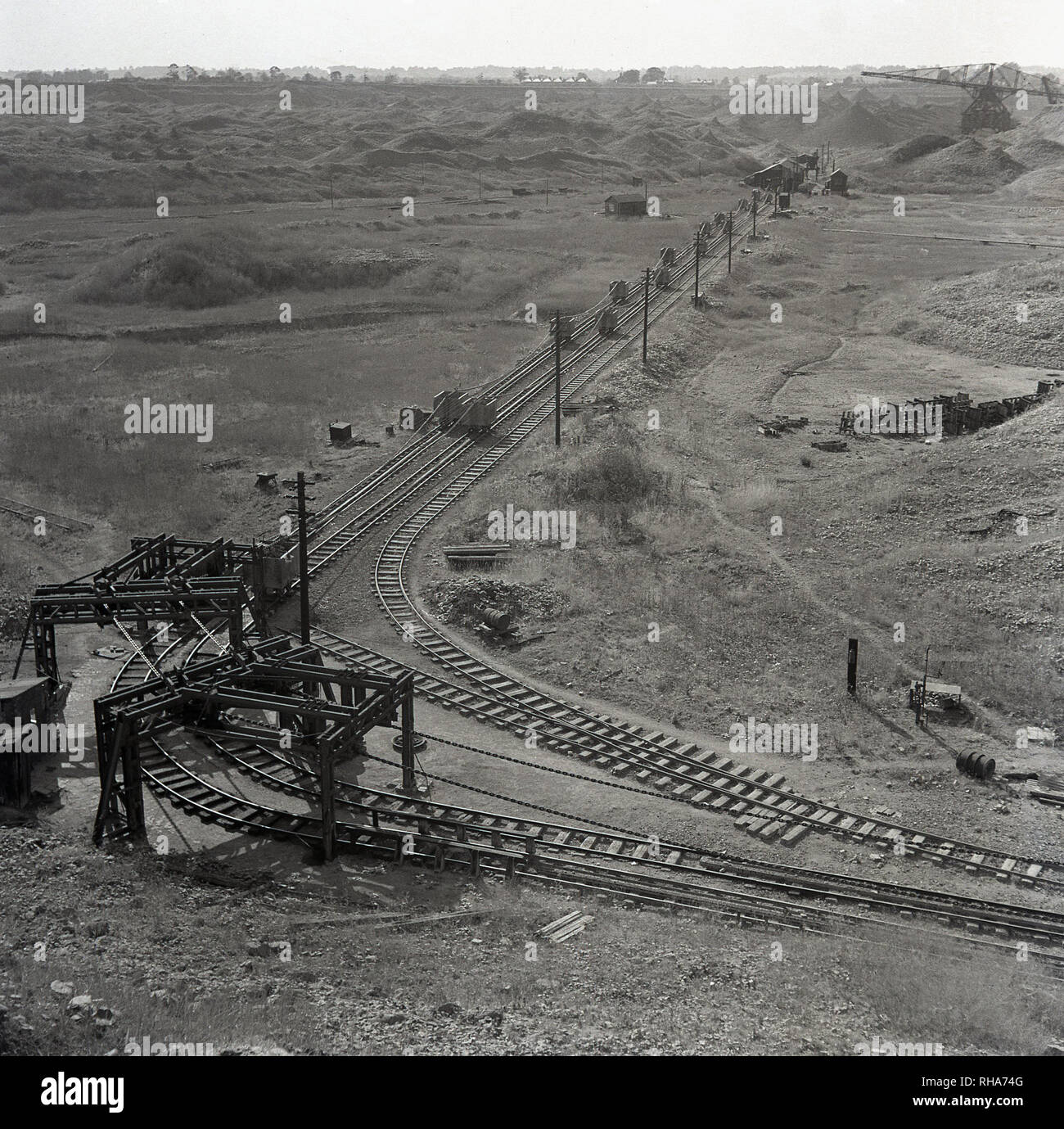 1950er Jahre, historische Bild zeigt die Landschaft und die von Güterwagen verwendet das abgebaute unteren Oxford clay zurück in die Fabriken der London Brick Company an der Ziegelei Stewartby, Bedford, England, UK zum Transport von Schienen. Ursprünglich Wootton Pillinge, der Bereich im Jahr 1937 umbenannt wurde Stewartby, den Namen der Stewart Familie, Direktoren der LBC genannt. Die Ziegelei war die Heimat der größten Brennofen der Welt. Stockfoto