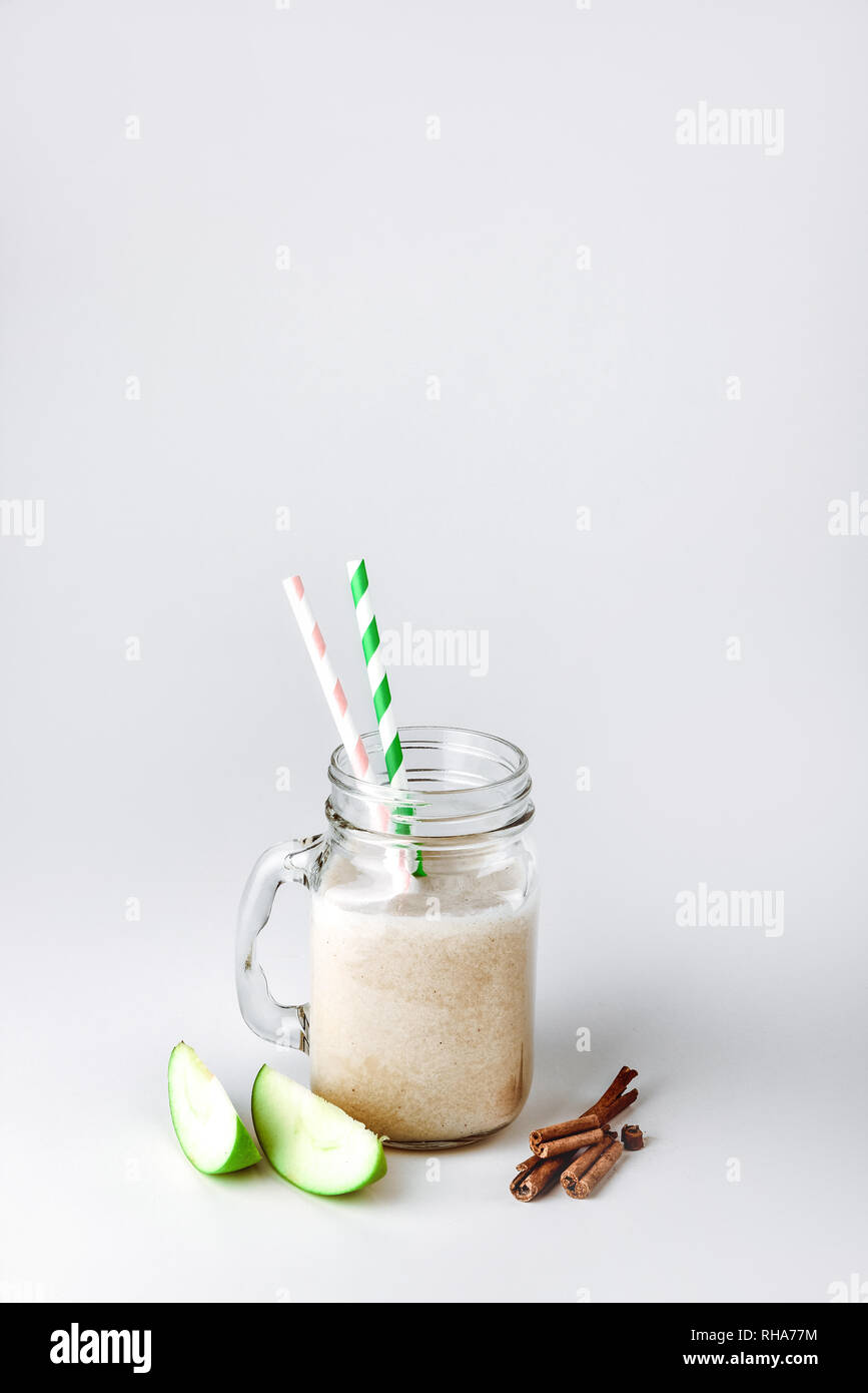 Cocktail Protein, Smoothie mit Apfel, Zimt in einem Glas. funktionale Ernährung Stockfoto