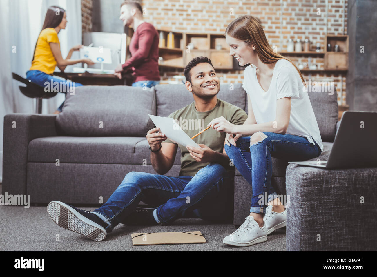 Aufmerksame international Mensch Beratung mit seinem Kollegen Stockfoto