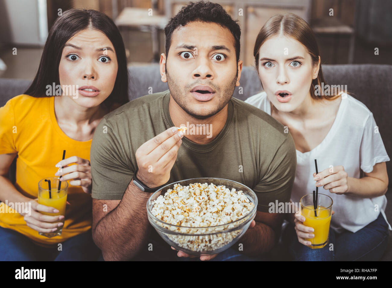 Überrascht international Mensch beobachten Film Stockfoto