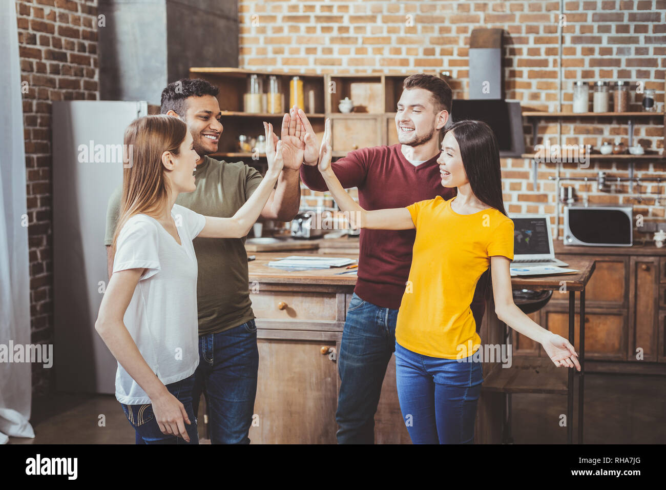 Glückliche Menschen berühren Hände mit Vergnügen Stockfoto