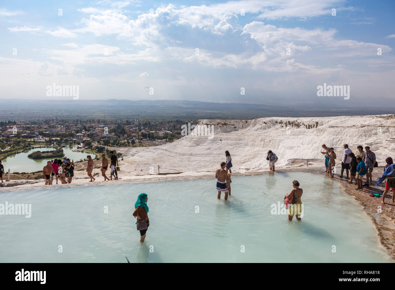 Weißer Travertin Terrassen von Pamukkale oder Baumwolle Schloss mit dem das an Mineralien reiche Thermalwasser in der Provinz Denizli in der Türkei. Stockfoto