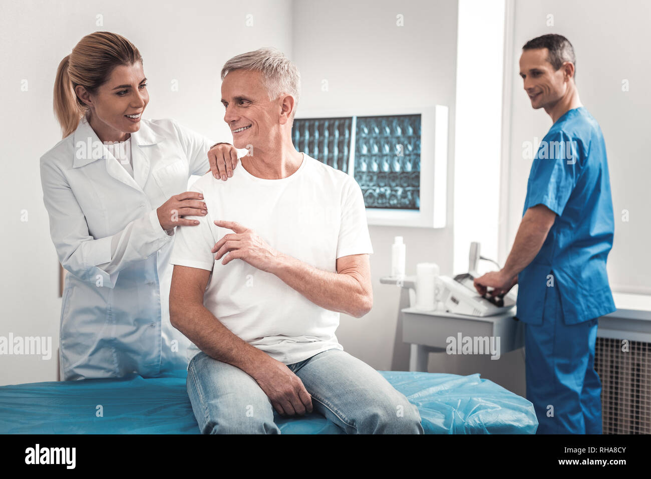 Grauhaariger Mann sicher fühlen während der medizinischen Checkup Stockfoto