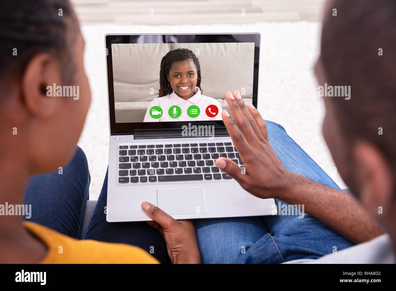 Nahaufnahme einer Afrikanischen Paar Videokonferenzen mit Ihren glücklichen Tochter auf Laptop Stockfoto