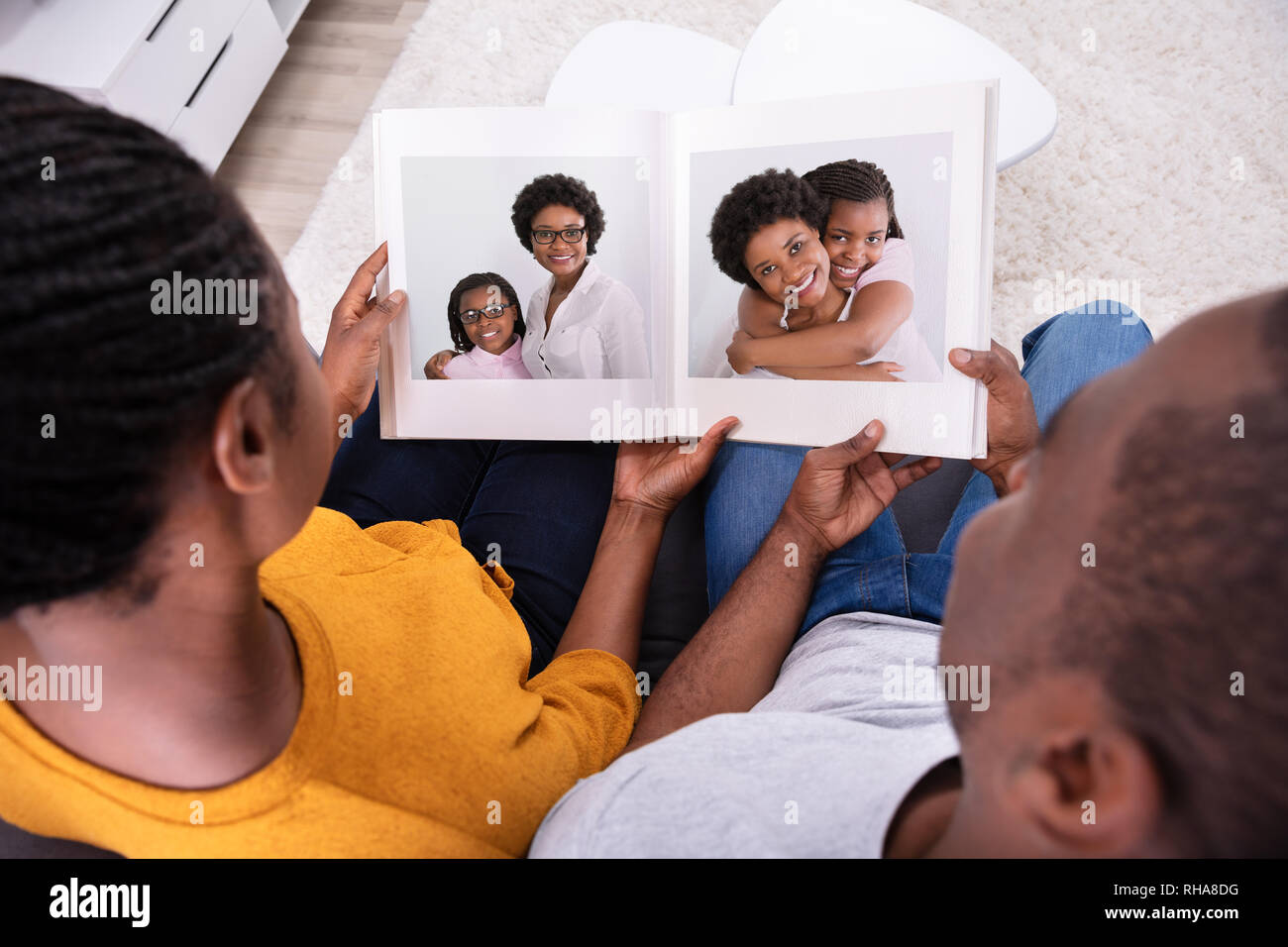 In der Nähe von ein Paar an Afrikanischen Mutter und Tochter Foto Album suchen Stockfoto