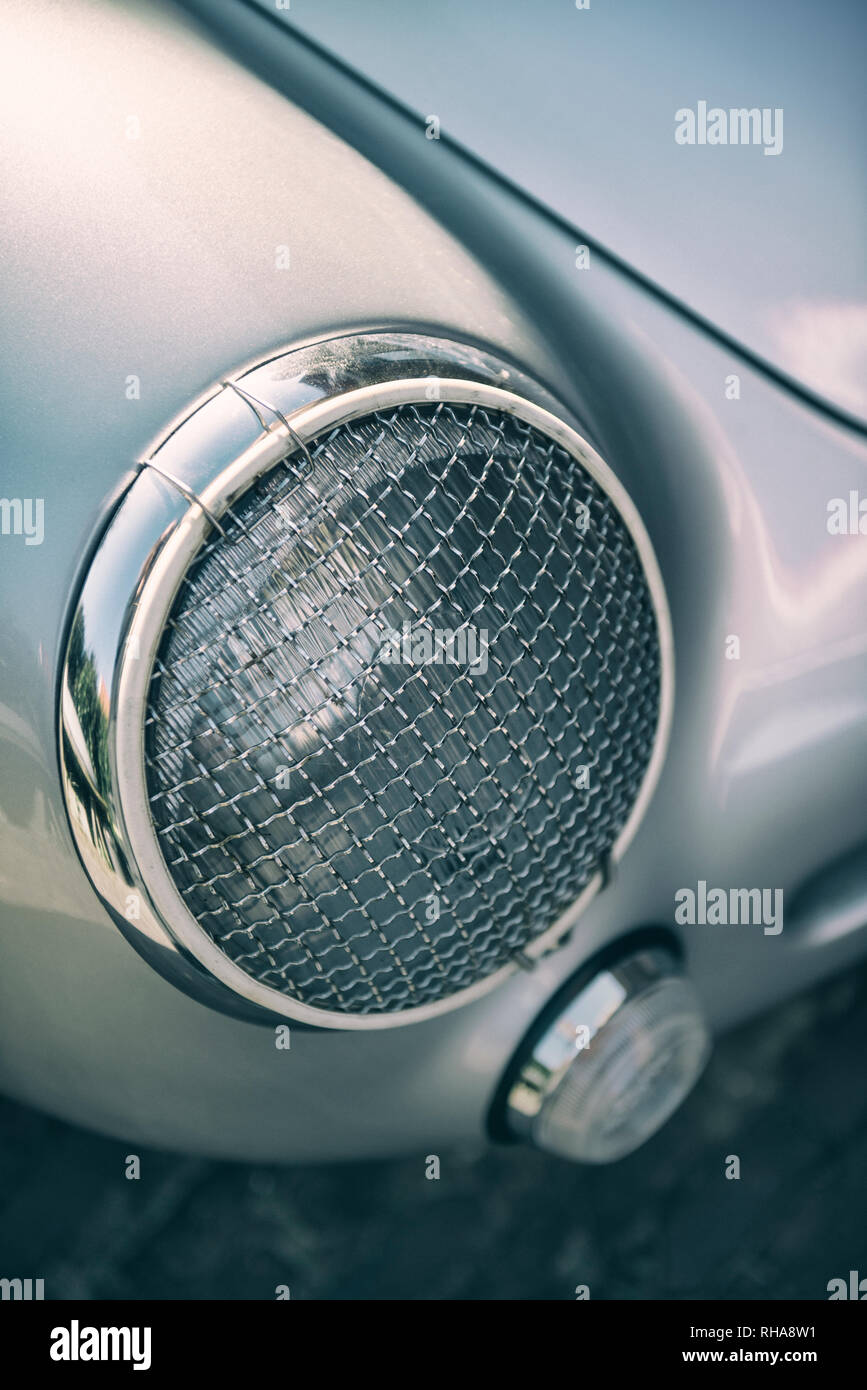 Scheinwerfer eines Vintage Porsche 550 Spyder Sportwagen Stockfoto