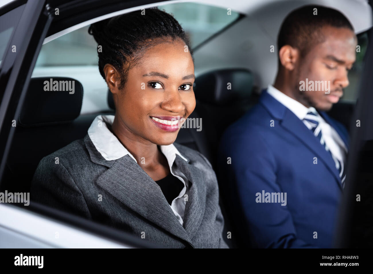Close-up von zwei lächelnde Afrikanische Geschäftsleute, die mit dem Auto anreisen Stockfoto
