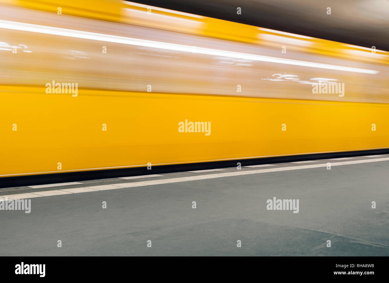 Gelbe U-Bahn u-Bahn-Zug Ankunft am Bahnhof in Berlin, Deutschland Stockfoto