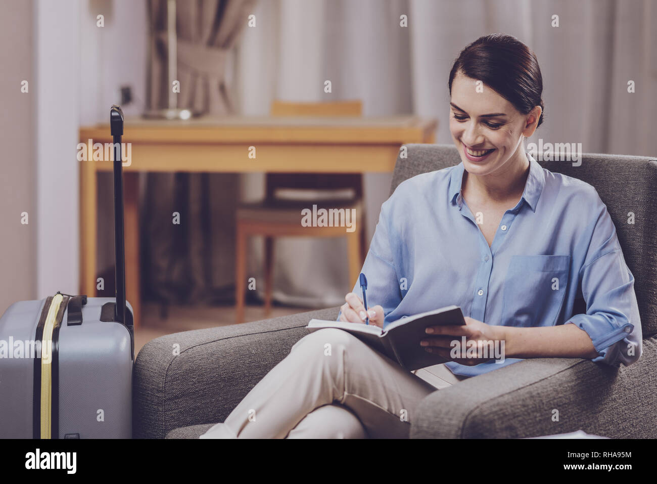 Konzentrierte sich Frau ihr Zeitplan schreiben Stockfoto