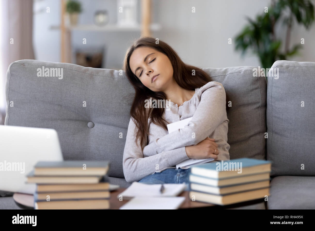 Müde jugendlich Mädchen Einschlafen nach der Untersuchung Vorbereitungen erschöpft Stockfoto