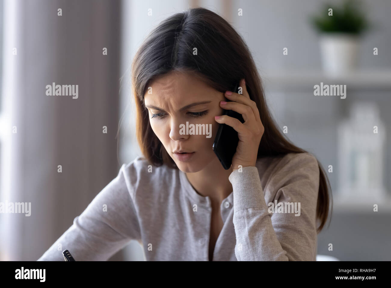 Schwerer betroffene Frau am Telefon helfen, Problembehebung Stockfoto