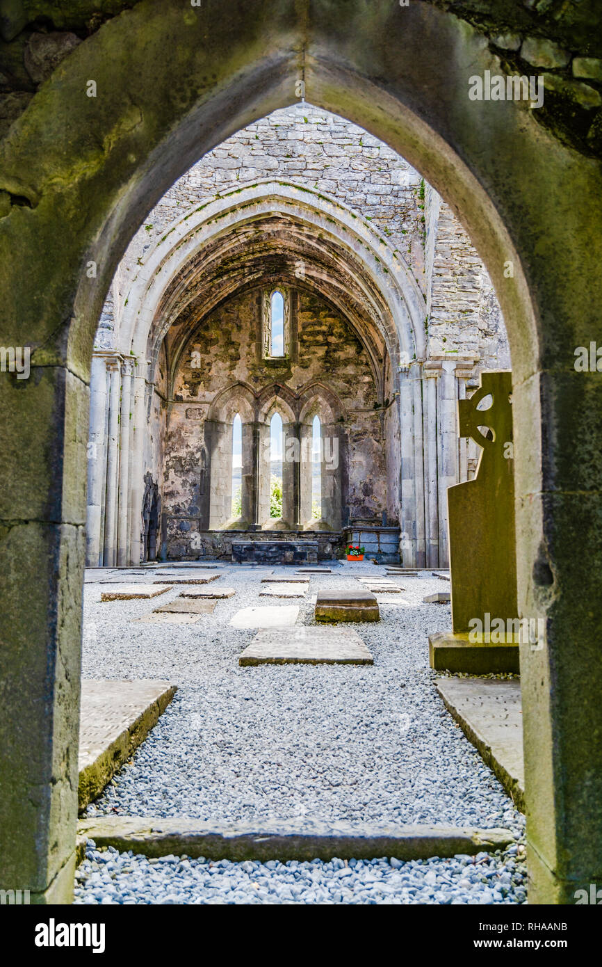 County Clare, Irland: Corcomroe Abbey Ruinen (St. Maria von den fruchtbaren Rock), Zisterzienser Kloster in der Nähe von Bellharbor in Glennamannagh und Ballyv entfernt Stockfoto