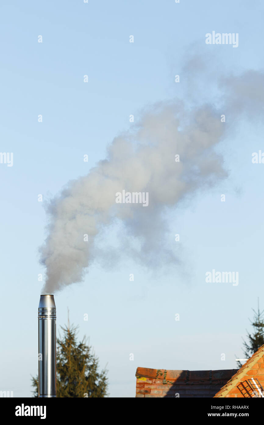 Heimische Biomasse Schornstein weißer Rauch und Verschmutzung in die Atmosphäre Stockfoto