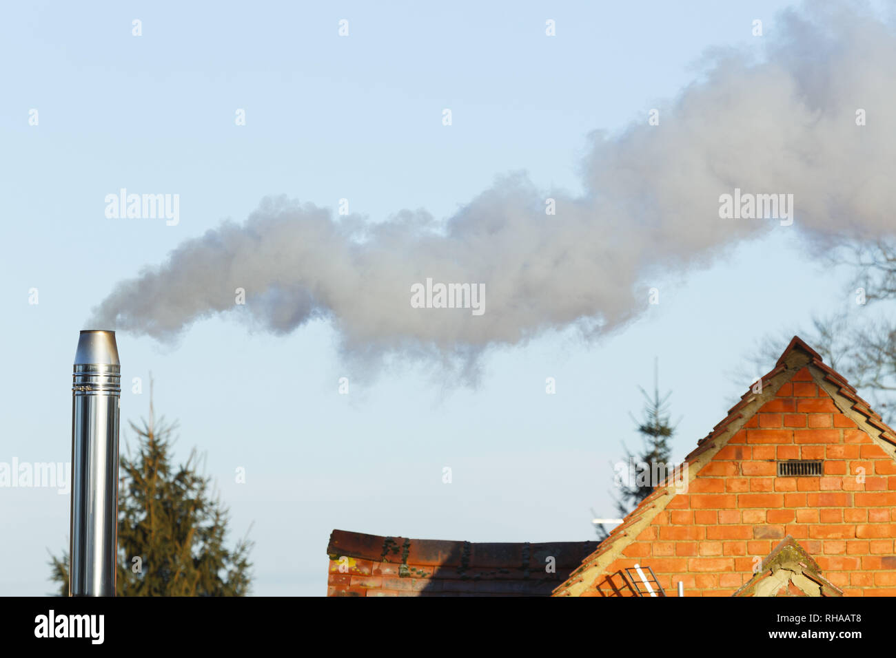 Heimische Biomasse Schornstein weißer Rauch und Schadstoffe in die Umwelt. Stockfoto
