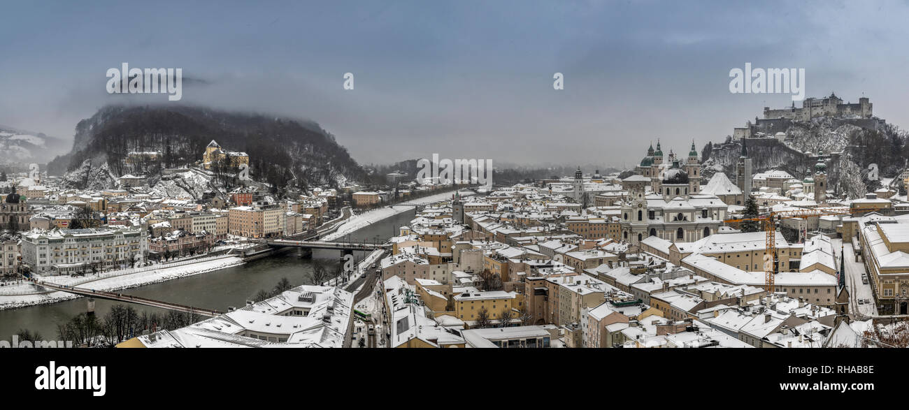 Skyline der Stadt in einem Snow Day, Salzburg, Österreich Stockfoto