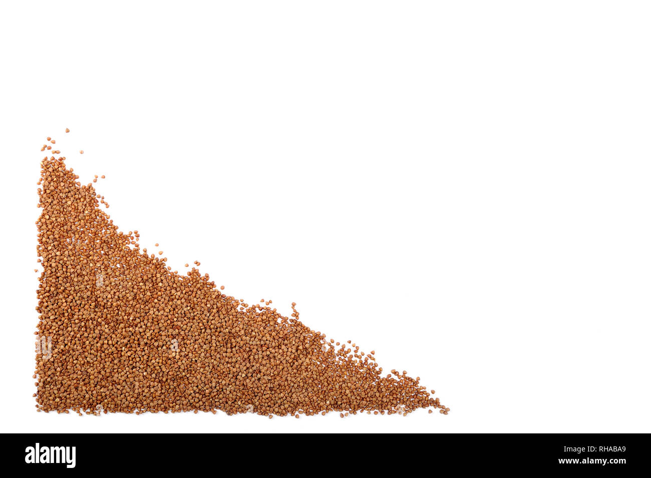 Organische buckweat auf Weiß isoliert. Buchweizen Korn enthält kein Gluten, es kann für Menschen mit gluten- Erkrankungen. Lebensmittelgeschäft oder Diäten con gegessen werden Stockfoto