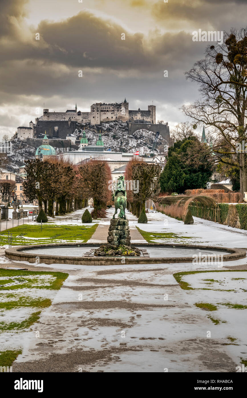 Die Gärten von Schloss Mirabell oder Schloss Mirabell in einem Snow Day, Salzburg, Österreich Stockfoto