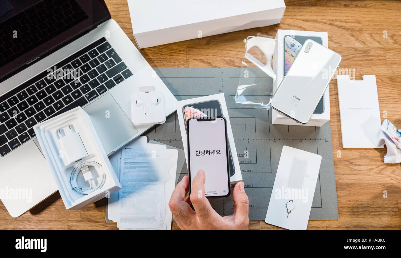PARIS, Frankreich, 21. SEPTEMBER 2018: Apple fan boy Unboxing neueste Neue Apple Iphone Xs Max flagship Smartphone Handy Modell von Apple Computer Zubehör unboxing Hallo Wort in Koreanisch Stockfoto