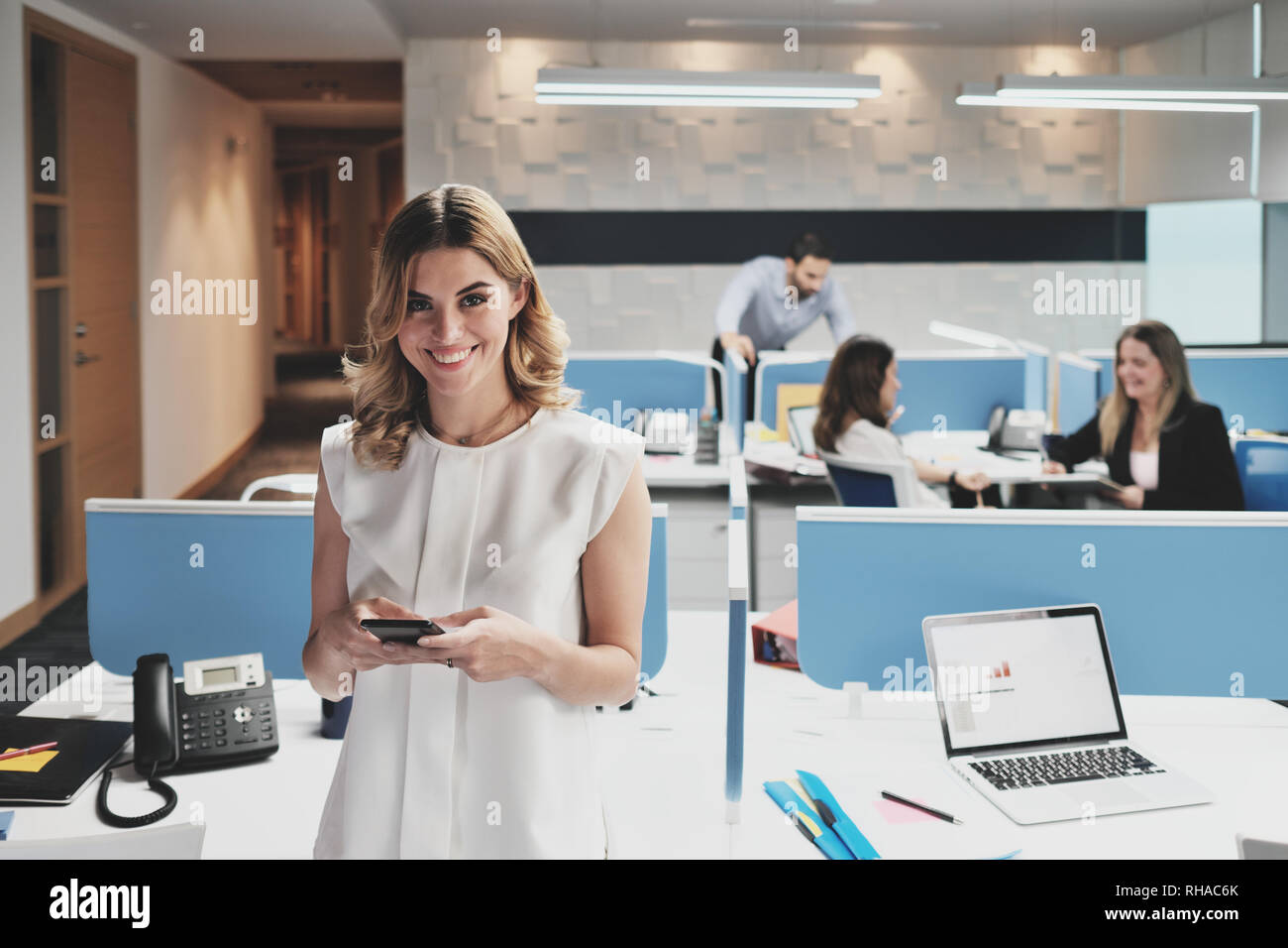 Portrait von Happy Geschäftsfrau Business Frau lächelnd in Coworking Büros Stockfoto