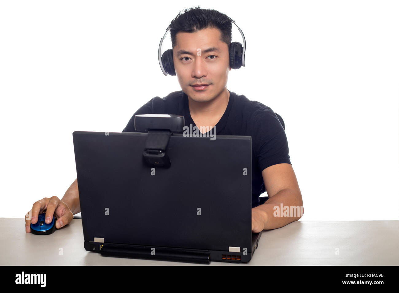 Asiatische Männer mit Kopfhörern Spielen eines Videospiels und Streaming  online mit einer Webcam auf einem Laptop-PC. Das Bild zeigt die  Unterhaltungsindustrie und El Stockfotografie - Alamy