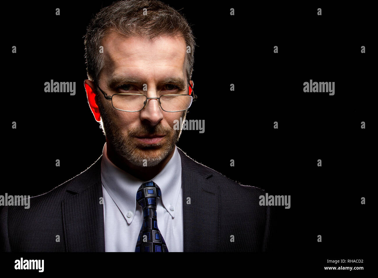 Ernsthafte Geschäftsmann auf der Suche nach Erfolg, weil der geschäftliche Probleme oder Stress bestimmt Stockfoto