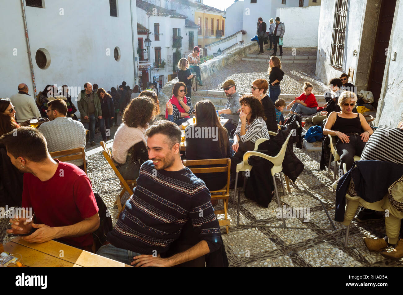 Granada, Andalusien, Spanien: Einheimische und Touristen in der Sonne sitzen im Freien Terrasse bar Taberna El 22 im Unesco Weltkulturerbe Altstadt Albaicin. Stockfoto