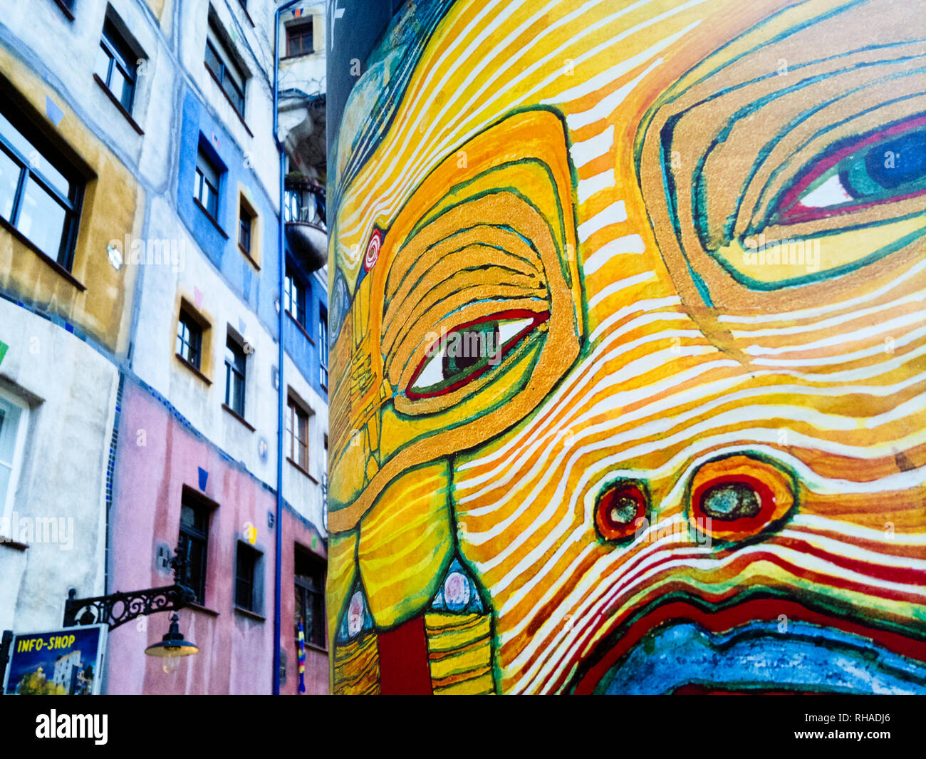 Wien, Hundertwasser Haus und große Hundertwasser in einem Werbung Plakat Stockfotografie Alamy