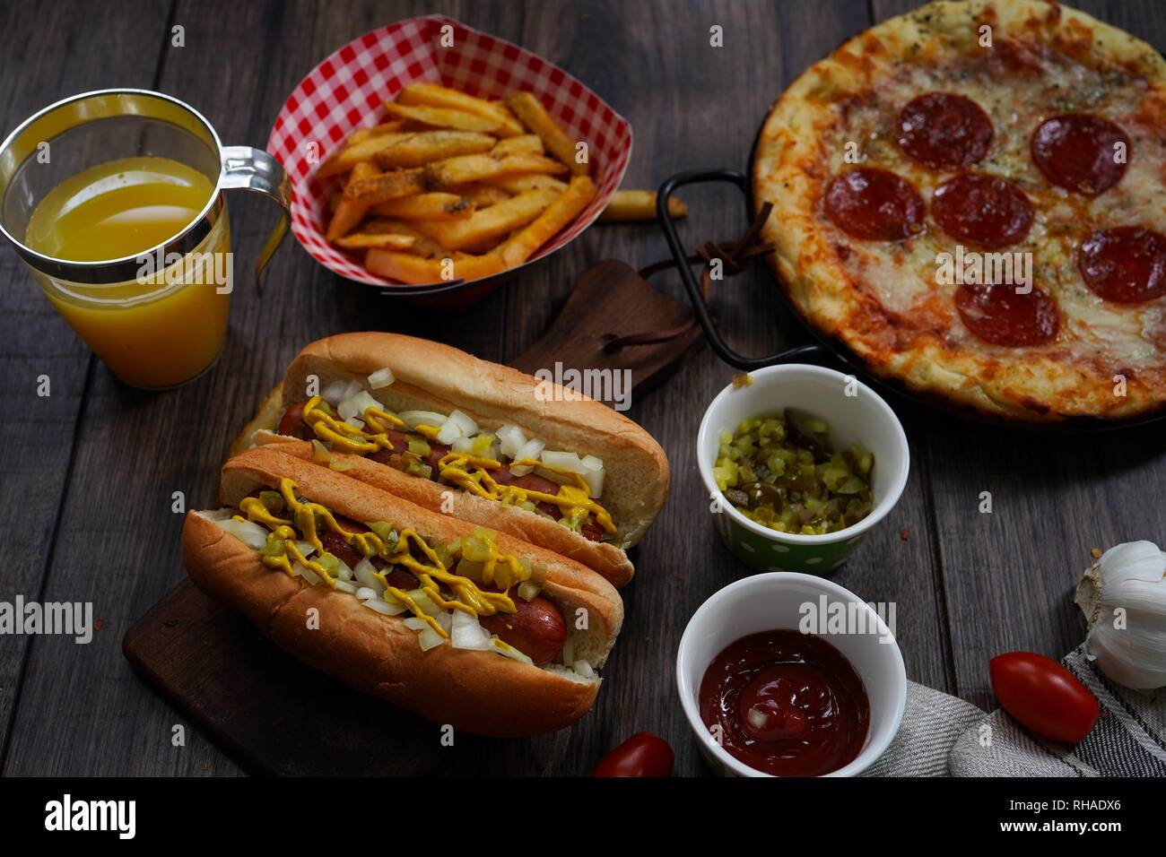 Party Game Tag essen hausgemachte Pizza, Hot Dogs, Pommes frites Saft ...