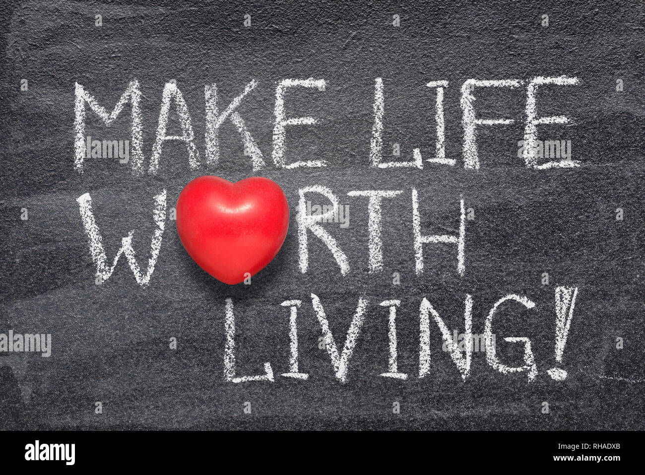 Das Leben lebenswert machen Phrase handgeschrieben auf Schiefertafel mit roten Herzen Symbol anstelle von O Stockfoto