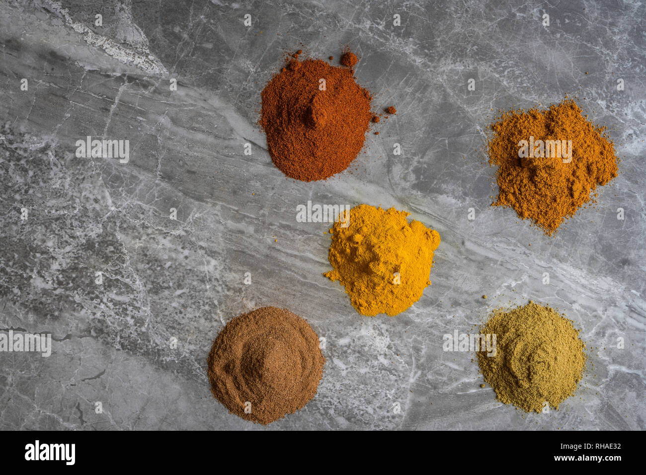 Getrocknete gemischte organische Spice Pulver auf einem Marmor Küchenarbeitsplatte Hintergrund von oben fotografiert Stockfoto