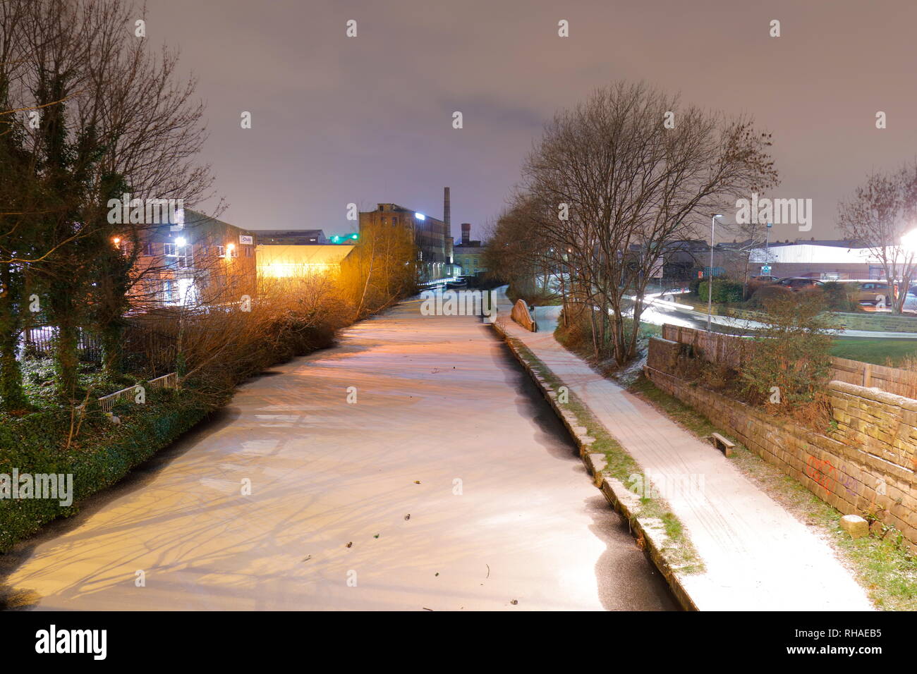 Ein seltener Anblick der Leeds & Liverpool Canal in Leeds, die mit Abstauben des Schnees eingefroren hat, Stockfoto