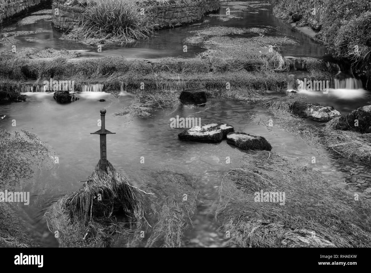 Lange Exposition der Fluss fließt, ein Schwert, das aus dem Fluss in Cheddar Dorf in Somerset Stockfoto