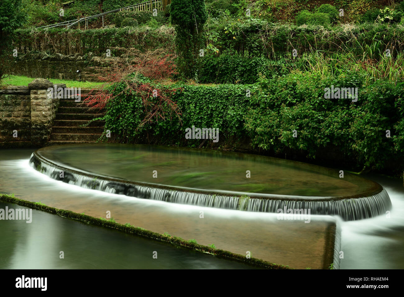 Lange Belichtung einer dekorativen Wasserfall in Cheddar Dorf in Somerset Stockfoto