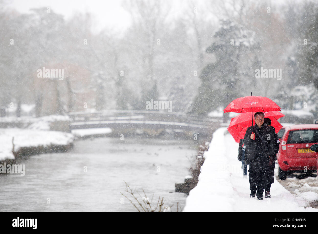 Menschen gehen durch den Schnee in Bibury in den Cotswolds am 1. Februar 2019, nach schwerem Schneefall. Stockfoto