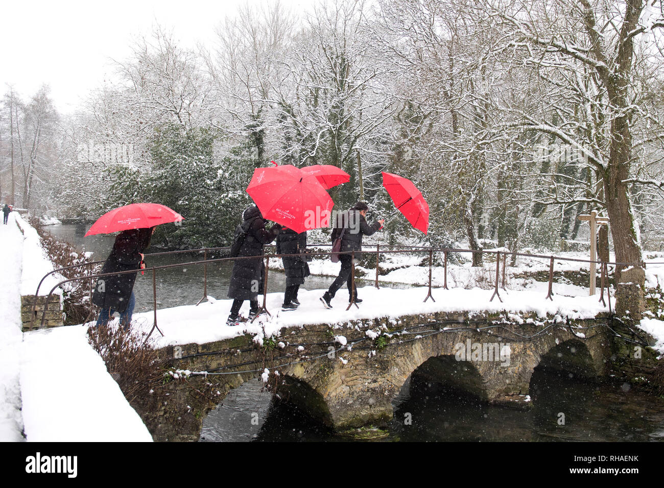 Menschen gehen durch den Schnee in Bibury in den Cotswolds am 1. Februar 2019, nach schwerem Schneefall. Stockfoto