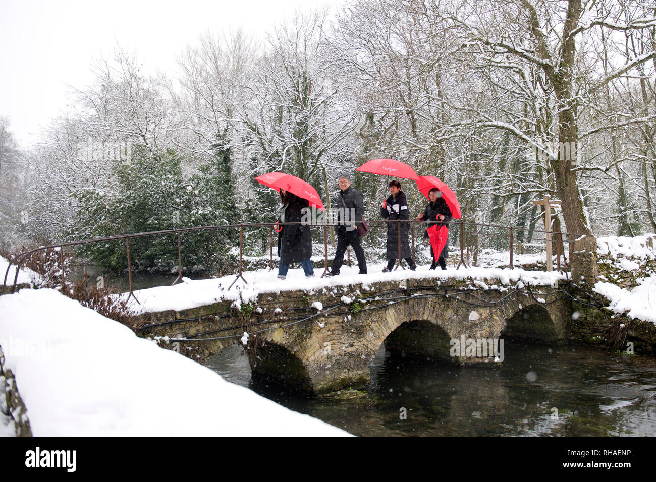 Menschen gehen durch den Schnee in Bibury in den Cotswolds am 1. Februar 2019, nach schwerem Schneefall. Stockfoto