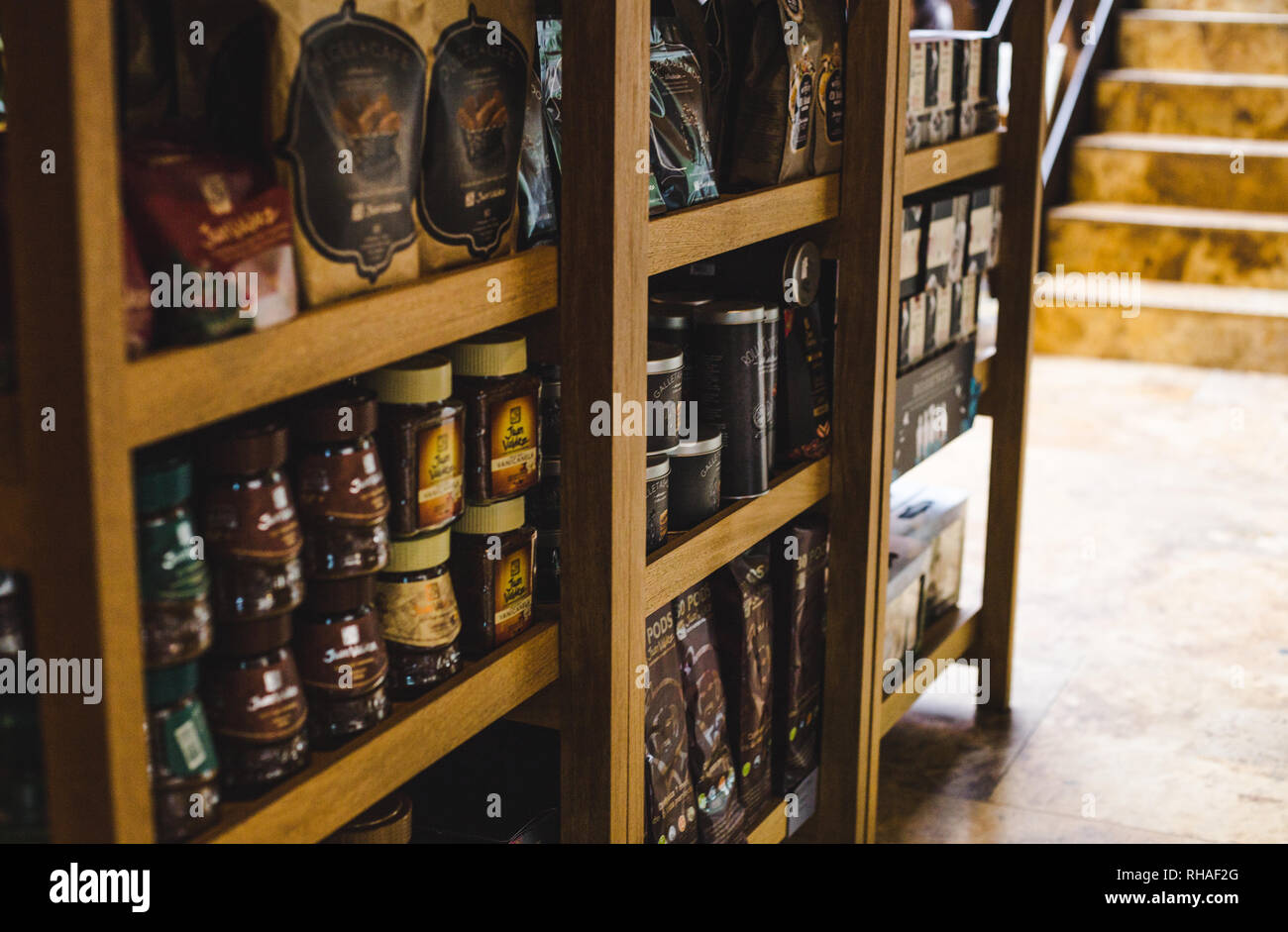 Juan Valdez Kaffee waren in eine Marke Flaggschiff Café in Bogotá, Kolumbien - branded Kaffee, Flaschen und Becher Stockfoto
