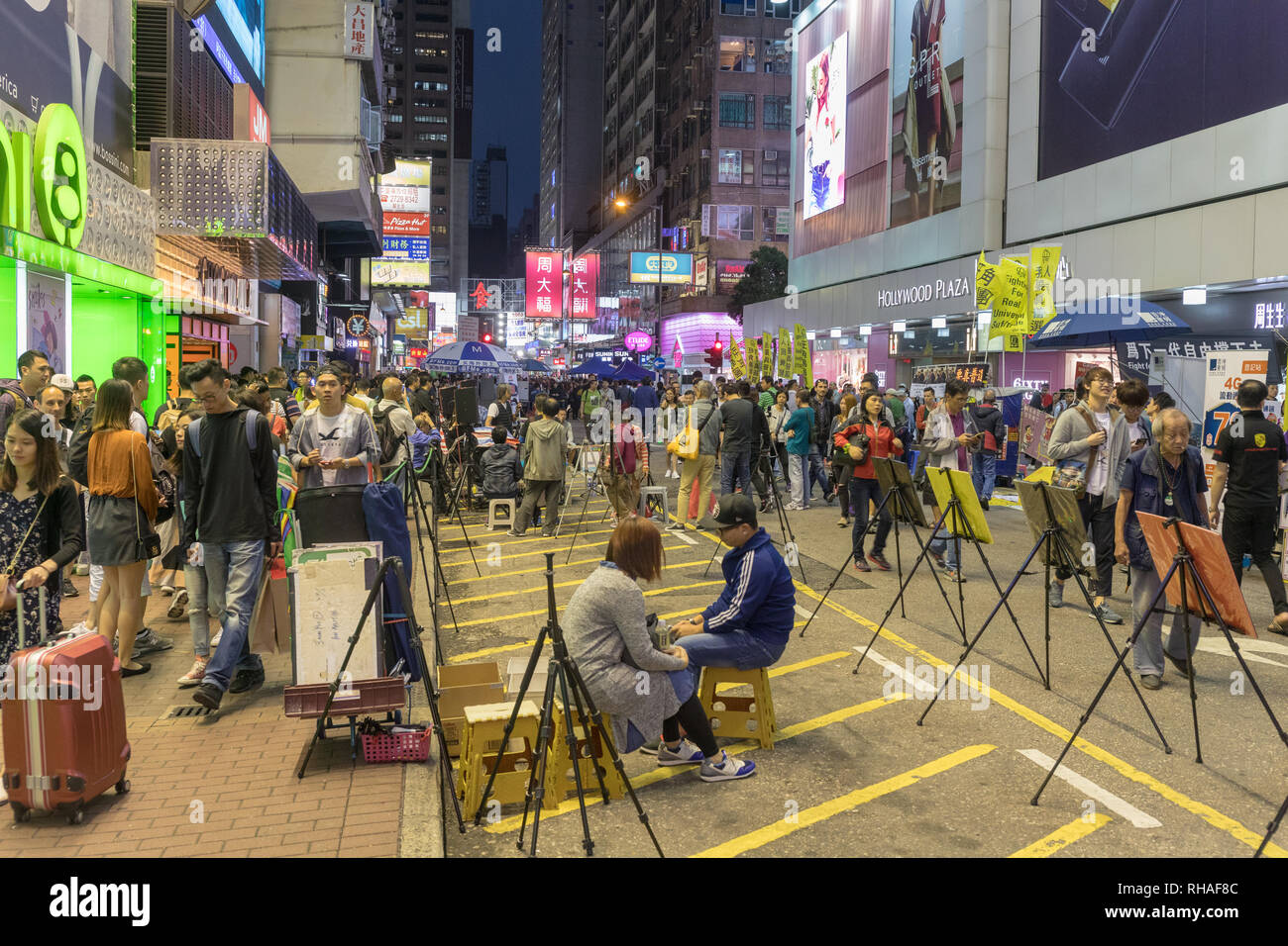 Kowloon, Hong Kong - 22. April 2017: Unterhaltung Darsteller auf Sai Yeung Choi Street Market in Mong Kok, Kowloon, Hong Kong. Stockfoto