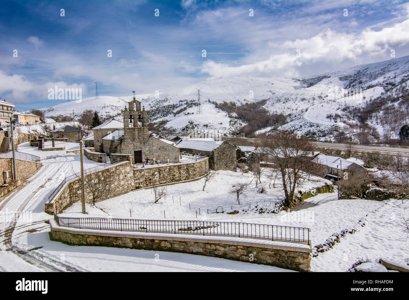 Padornelo, Zamora, Spanien; Januar 2017: Blick auf die Kirche von padornelo nach einem Schneefall im Winter Stockfoto