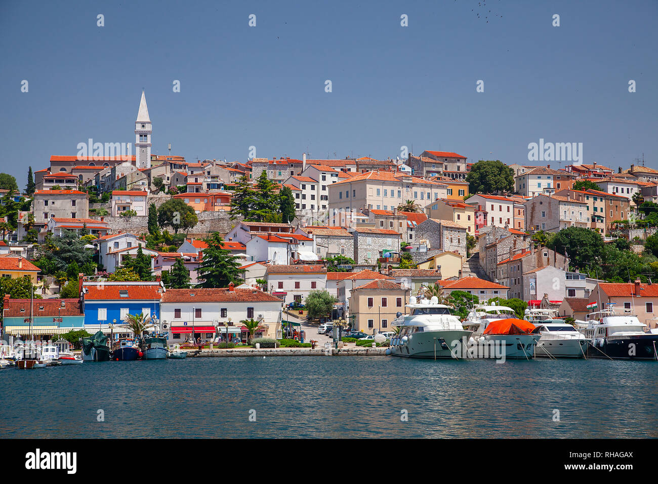 Blick vom Meer auf der alten historischen Stadt Porec, Kroatien. Reisen in Europa. Stockfoto