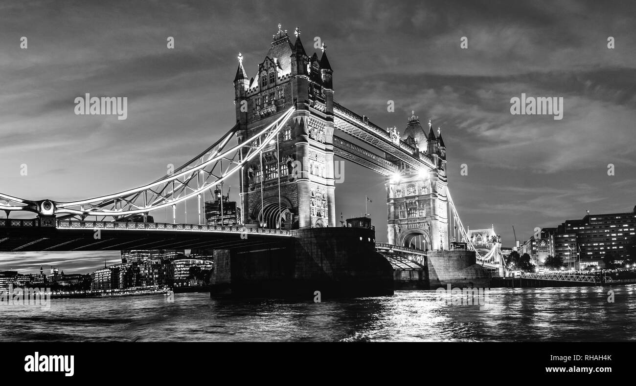 London, Großbritannien: Nacht Blick auf die Tower Bridge über die Themse. Stockfoto