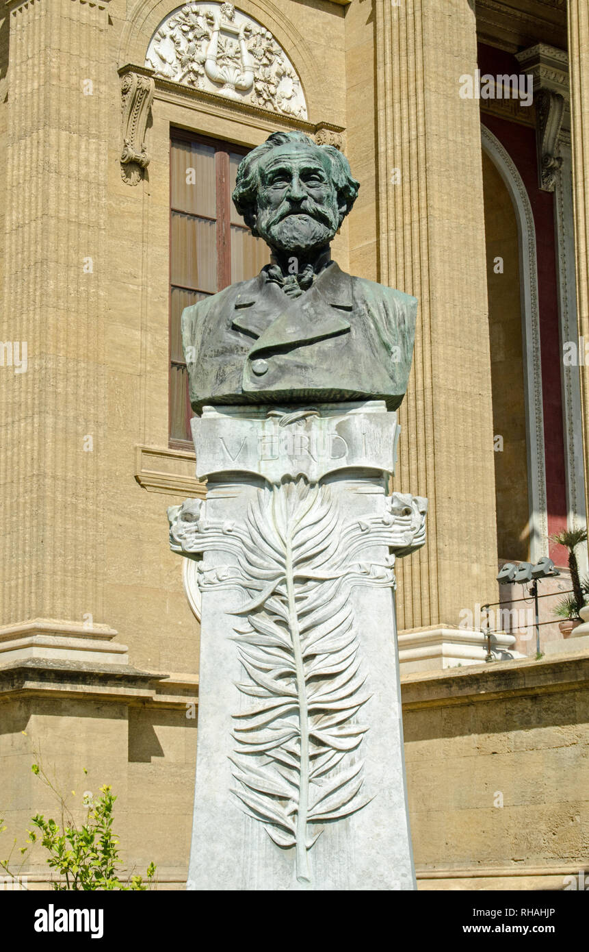 Denkmal zu Ehren des großen italienischen klassischen Komponisten Verdi außerhalb des Opernhaus Teatro Massimo in Palermo, Sizilien. Stockfoto