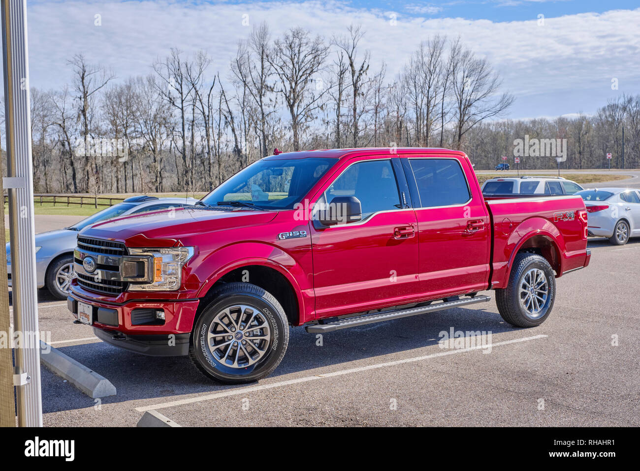 Neue red 2019 Ford F150 voll beladen mit Quad Cab pick up in einem Land Markt in ländlichen Alabama, USA geparkt. Stockfoto