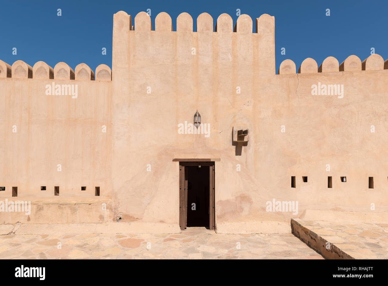 Wände und Türrahmen von Nakhal Fort in der Nähe von Muscat, Oman Stockfoto