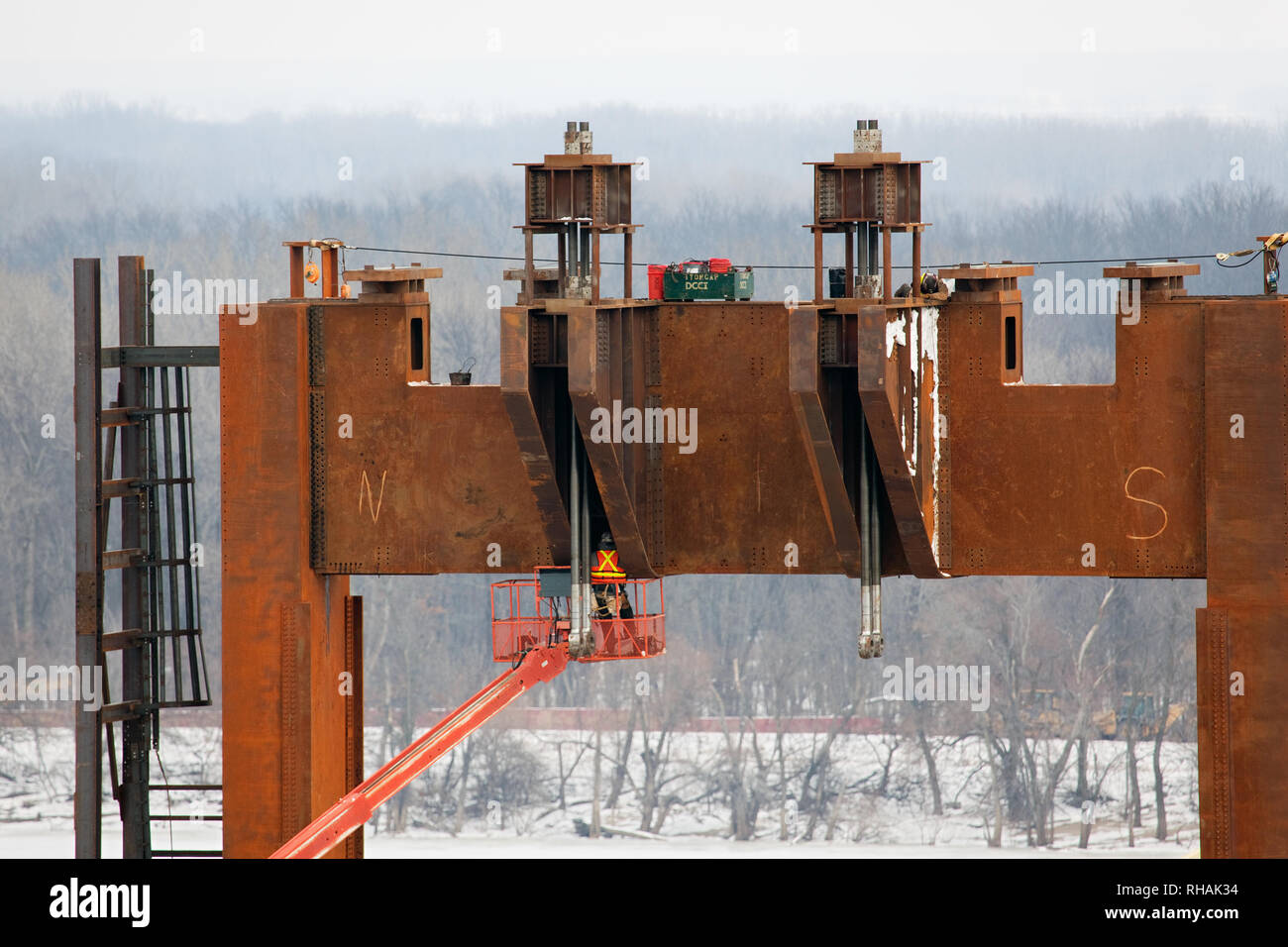 Bau der BNSF Vertikallift Eisenbahnbrücke zwischen Burlington, Iowa und Gulfport, Mississippi. Stockfoto