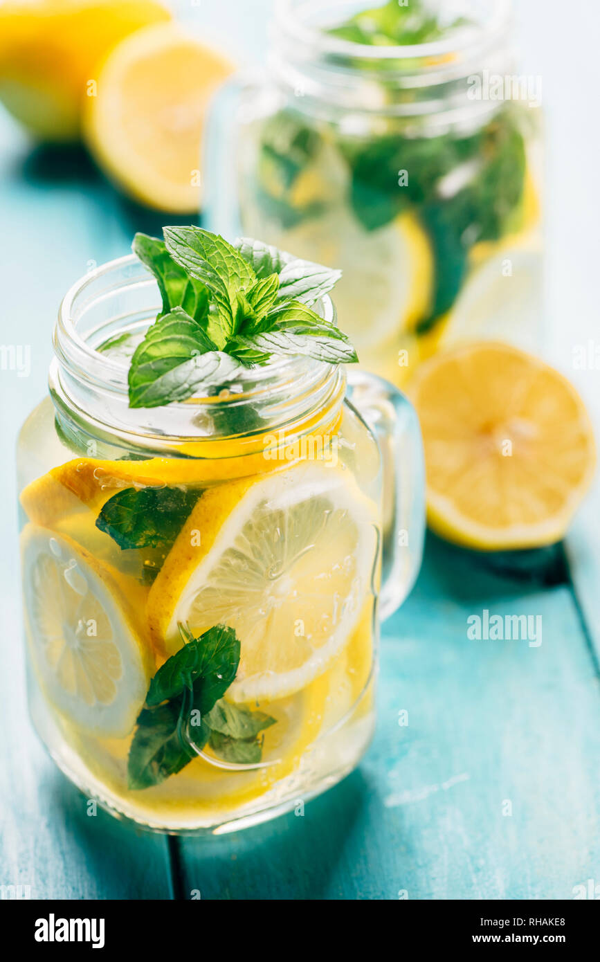Mint Limonade in Mason Gläser auf Retro blau Holztisch Stockfoto